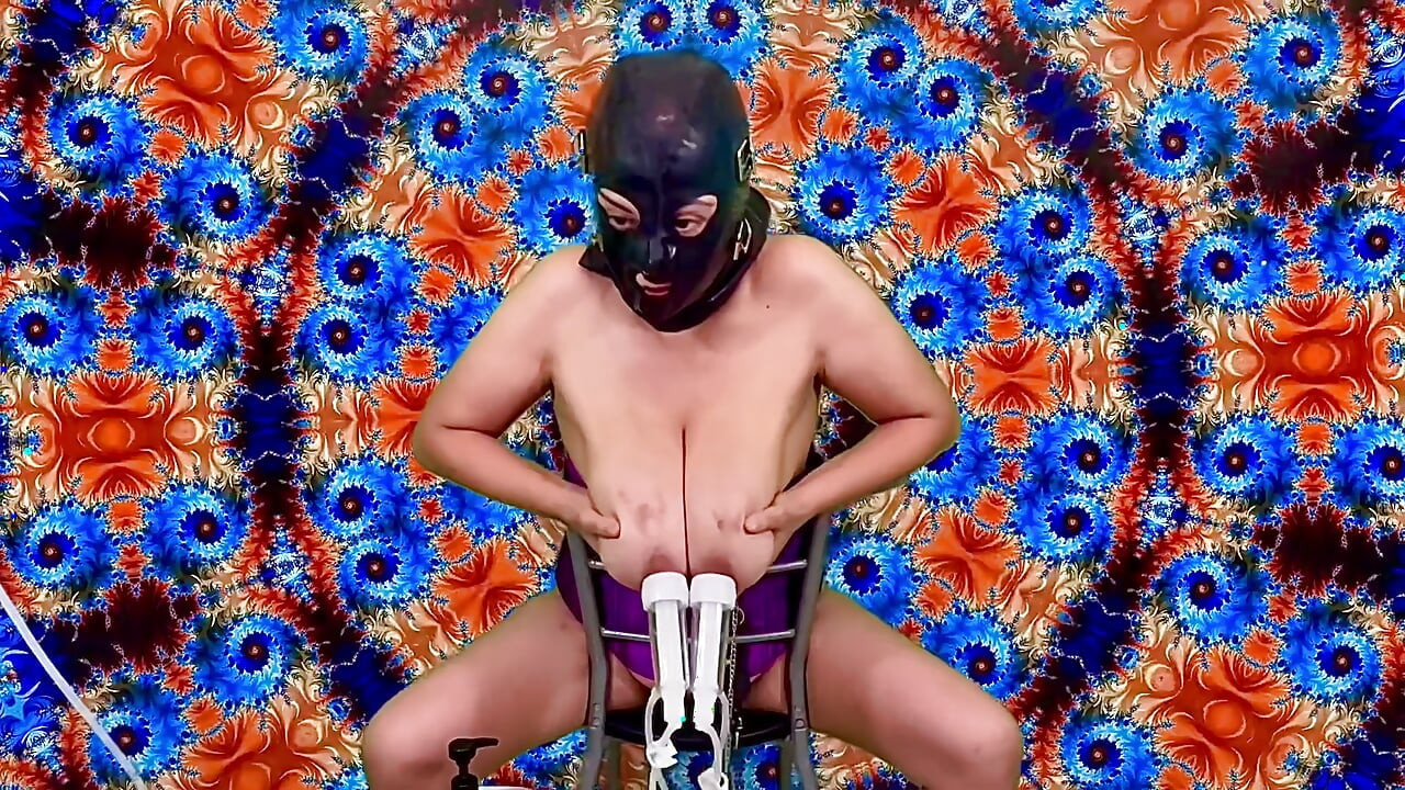 ヒューカウMILFが乳を搾る