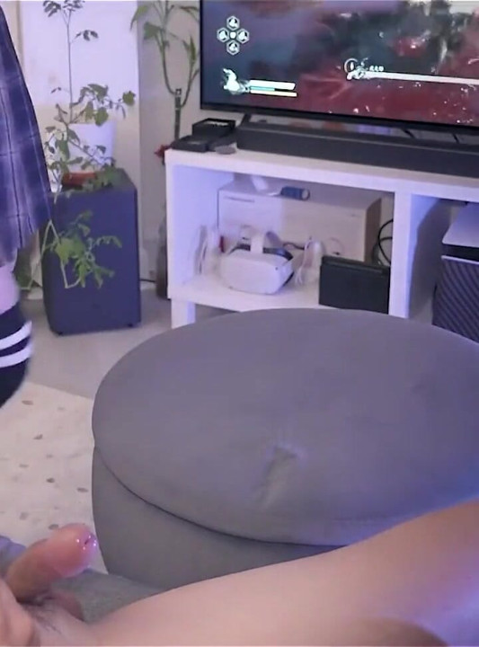 Geile Aziatische babe wil een pik en onderbreekt me met het spelen van zwarte mythe Wukong