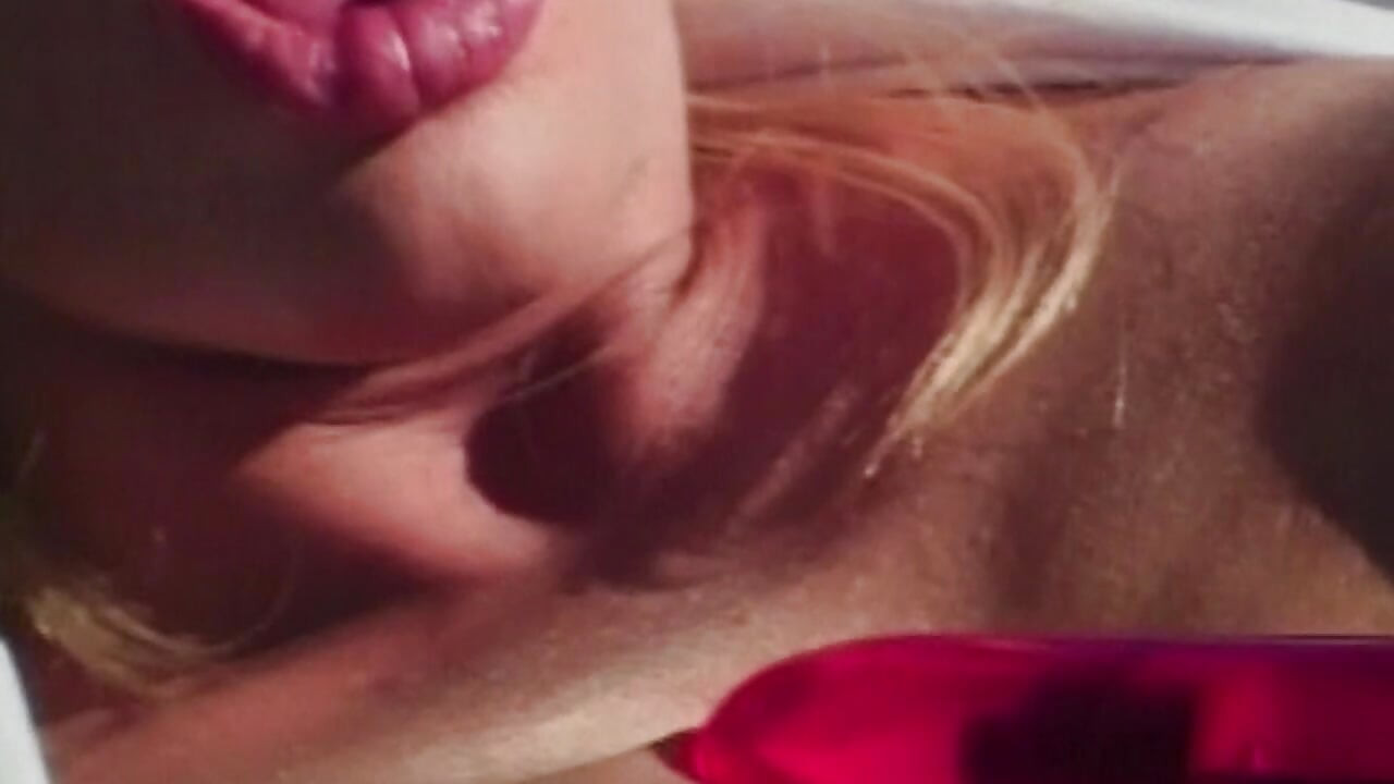 Blonde Schönheit am Pool: Heiße Solomasturbation