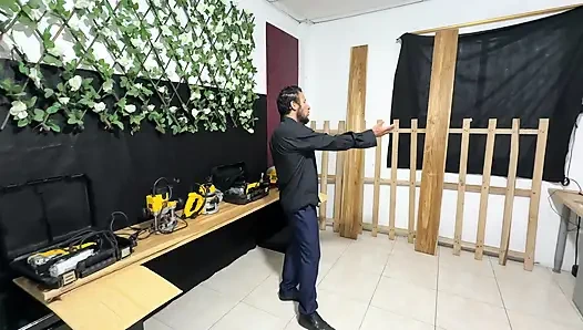 Tools zum Vergnügen: Heiße Latina verhandelt mit einem geilen Verkäufer einen 'kostenlosen' Hardware-Haul