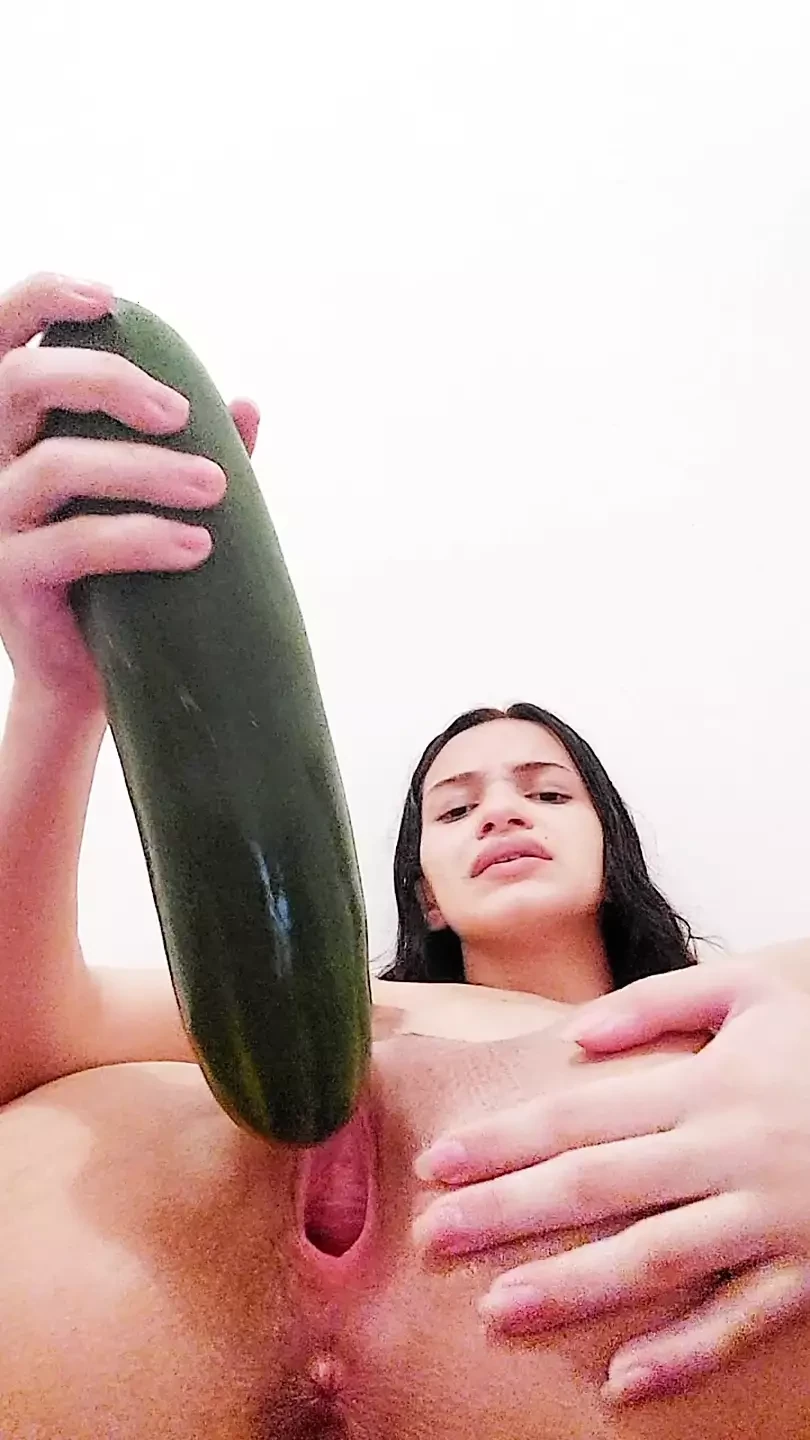 Eu invadi minha buceta sentada no pepino e até deixei minha bunda toda vermelha