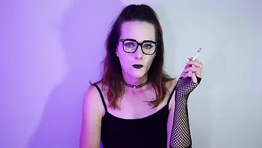 Goth-mädchen raucht in netzstrümpfen