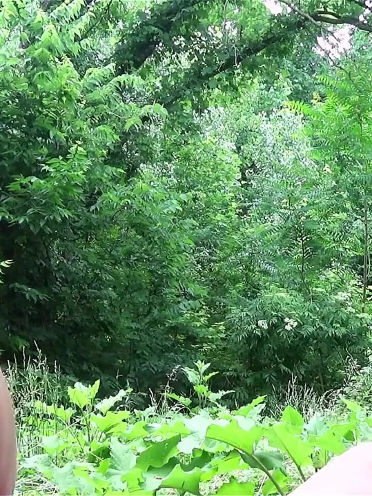 Baie în nor fără sutient și fum gros