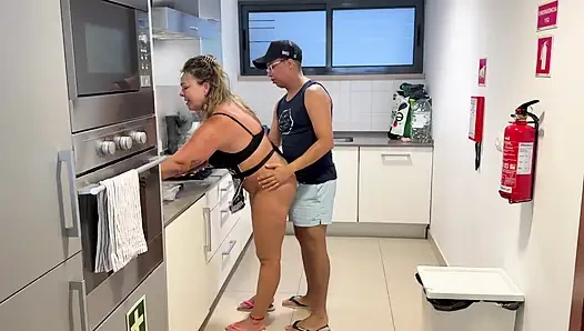 Ich Verschlinge Meine Versaute Stiefmutter, Während Sie Mich Zum Abendessen Macht.