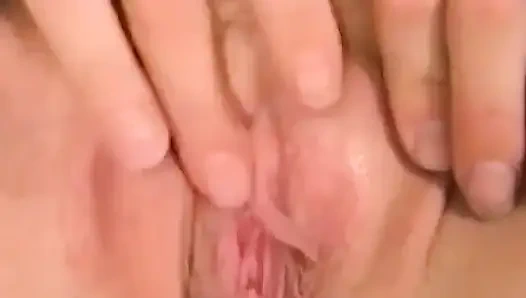 Kitty kay wird gefickt und nimmt dann sperma auf ihre titten auf