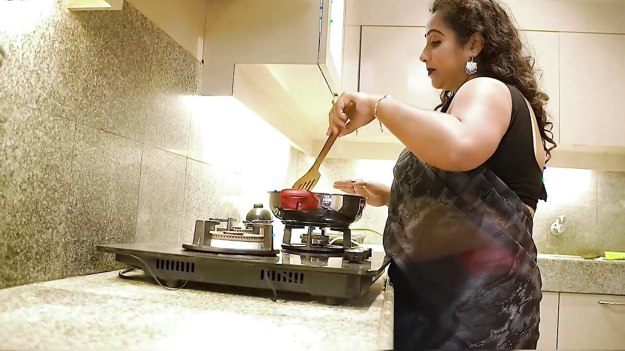 Sauteli maa ko kitchen me aake piche se pel diya