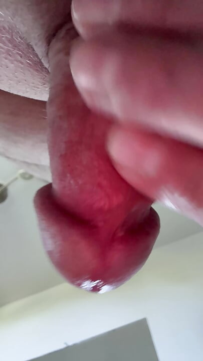 Våt kuk på nära håll och sperma