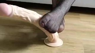 Дрочка ногами с супер дилдо