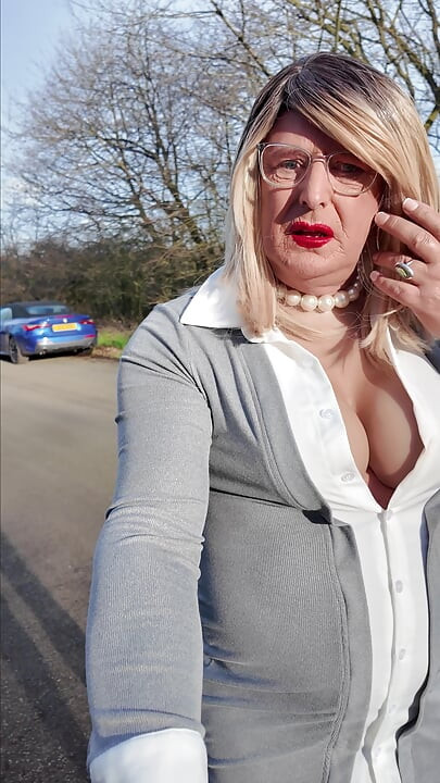 Sexy Crossdresser kellycd2022 out for an afternoon drive in pantyhose and heels