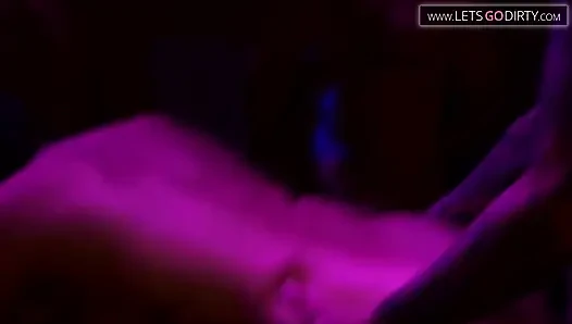 Gadis panas membungkuk saat dia disetubuhi dengan keras setelah mengisap kontol keras