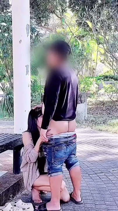 Quay video địt một cô gái xinh đẹp trong công viên | Clip 1