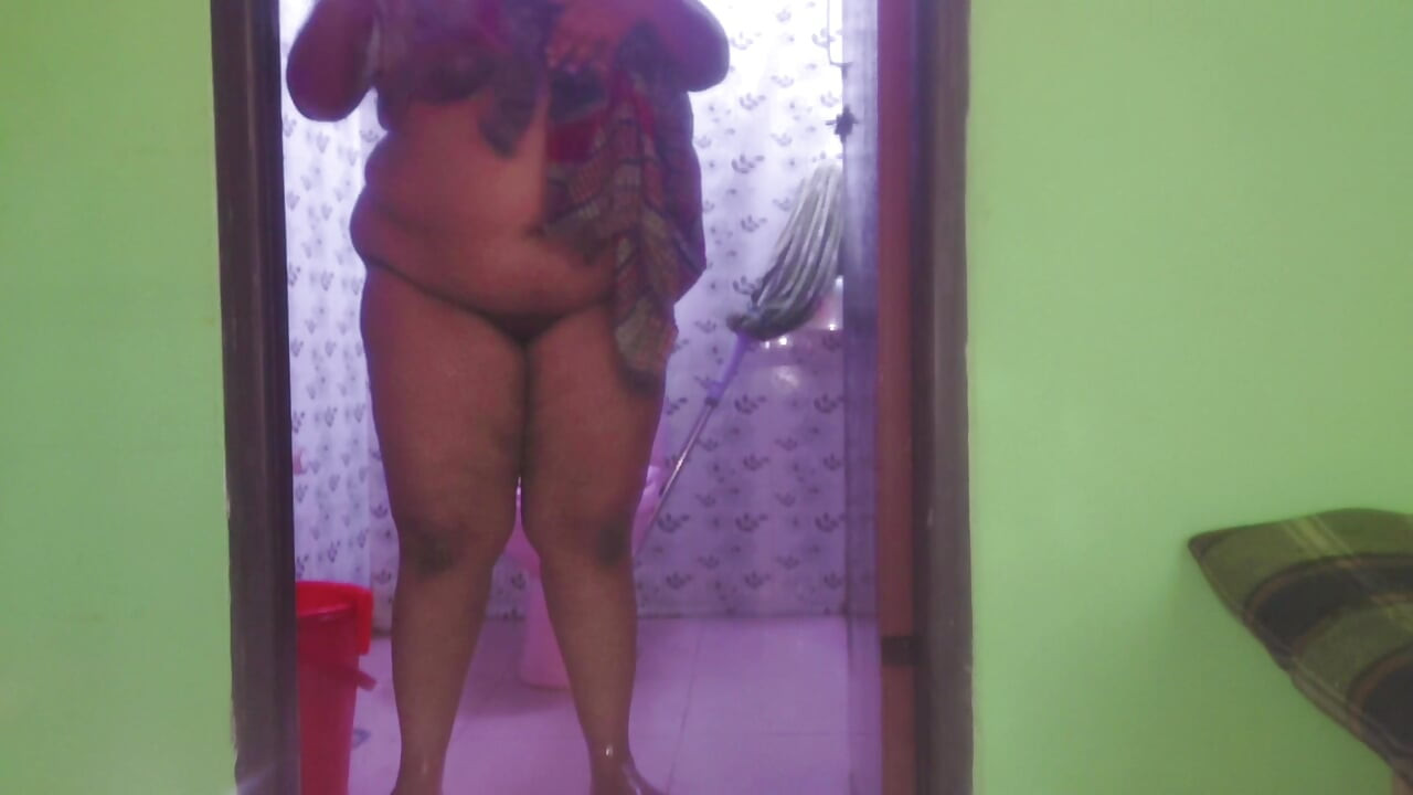 quando minha madrasta toma banho no meu banheiro sem trancar a porta, eu vejo sua bunda grande e peitos enormes nus, então eu a fodo depois do banho