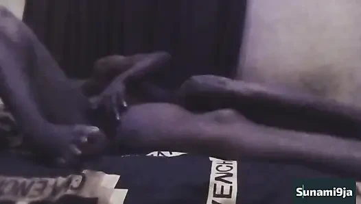 Tetangga kamar sebelah ngentot sama cowok berotot