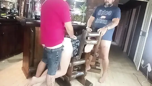 Seks threesome di bar