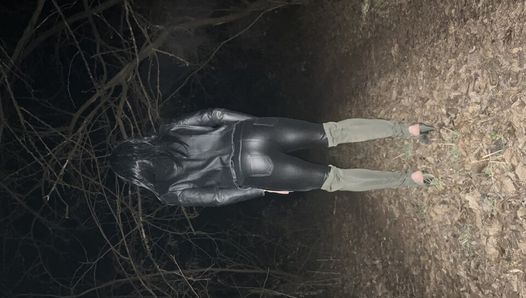 Joven mariquita en cuero paseo nocturno por el bosque