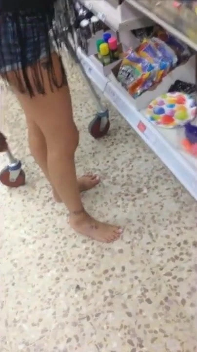 Quitarse los zapatos y hacer compras descalza