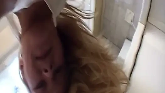 Blondine fickt sich tief mit rosa dildo