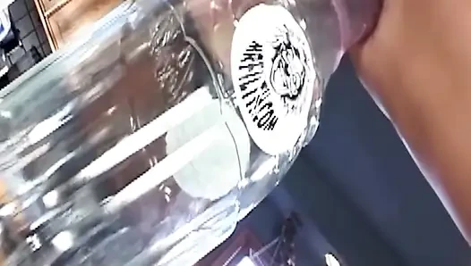 Olgun orta yaşlı seksi kadın büyük şişe sokmayla genişliyor