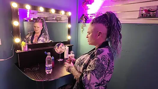 Kadın kılıklı köleye fışkırtıyor