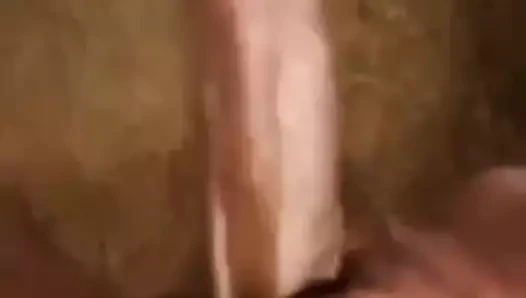 O büyük zenci yarağını okşuyor