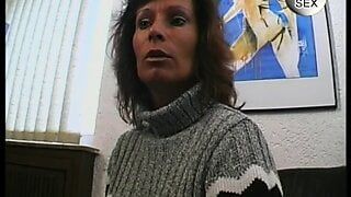 Brunette Milf im Porno lutscht den geilen Schwanz 