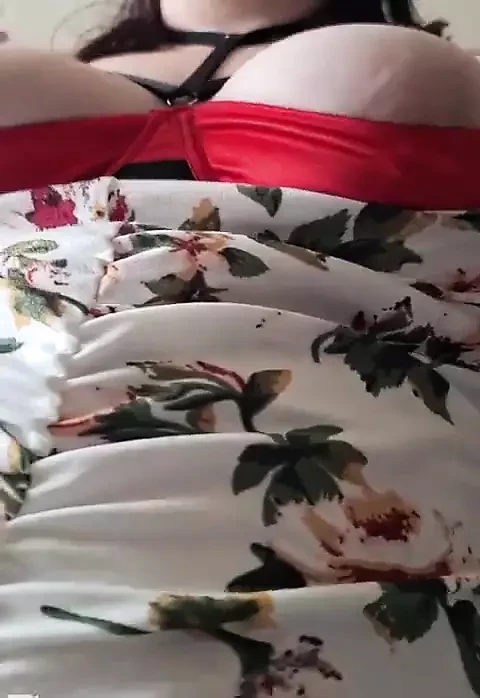 Îmi grijulie sânii și mă satisface până la ejaculare