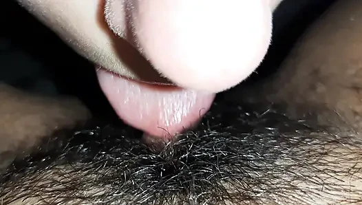 Ich esse ihre sehr haarige muschi und bringe sie schnell zum orgasmus