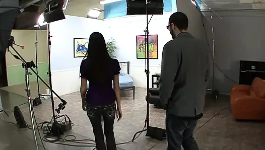 Büyük memeli esmer sert yarak düşkünü sikiliyor