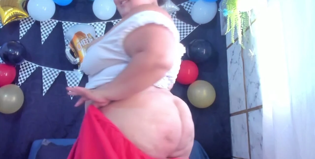 A very sensual dance, showing off my huge body, and finishing with a delicious blowjob.