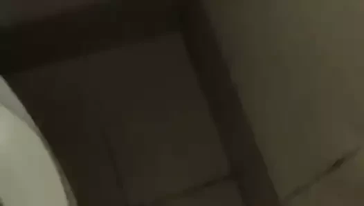 Punheta no banheiro