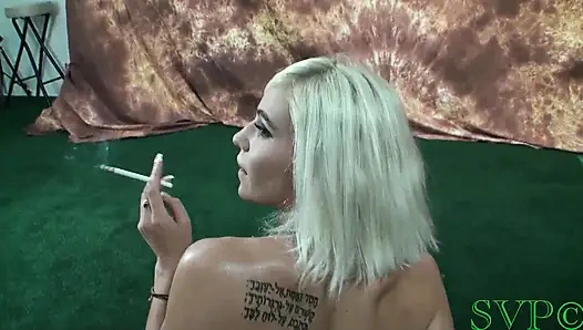 Красивая блондинка проявляет свои танцующие и курительные таланты