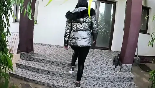 Глубокая глотка, грубый трах в рот и двойная сперма на мой блестящий пуховик