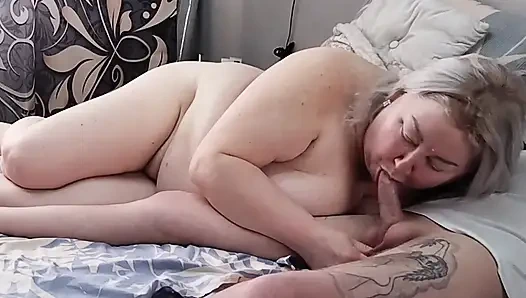 Я видела мою тещу мастурбирует и помогла ей кончить, трахая ее в рот и киску