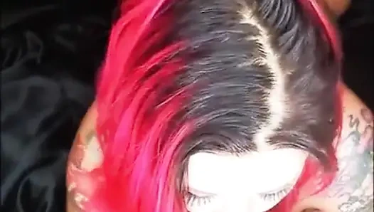 Шлюшка с огромным дилдо сосет