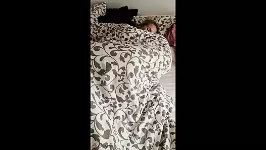 Suami menemukan Istri sedang masturbasi di bawah selimut dan mulai menidurinya sampai cumshot