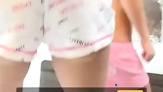 Versaute blonde mÃ¤dels jessica und Elle werden von kÃ1/4ssen gefunden und bohren ihre muschis mit sexspielzeug