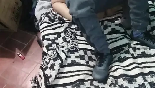Девушка в платье Монтано с матрасом на полу