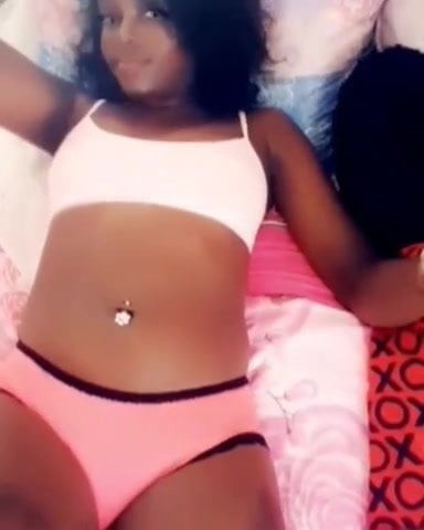 JAMAICAN GYAL RUBBING HER PUSSY