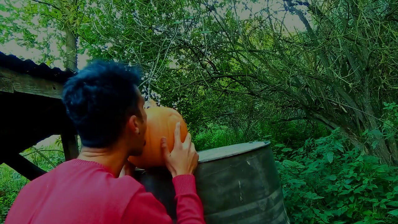 Twink megbasz egy tököt, és saját creampie-t eszik a kertben