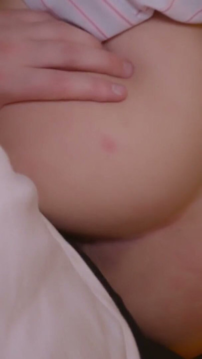 แม่เลี้ยงและลูกเลี้ยงชายแชร์เตียง ควยของกูอยู่ในปากเธอและเธอก็รู้ว่าตอนนี้ฉันจะเริ่มเย็ดหีเธอ | คลิป 1