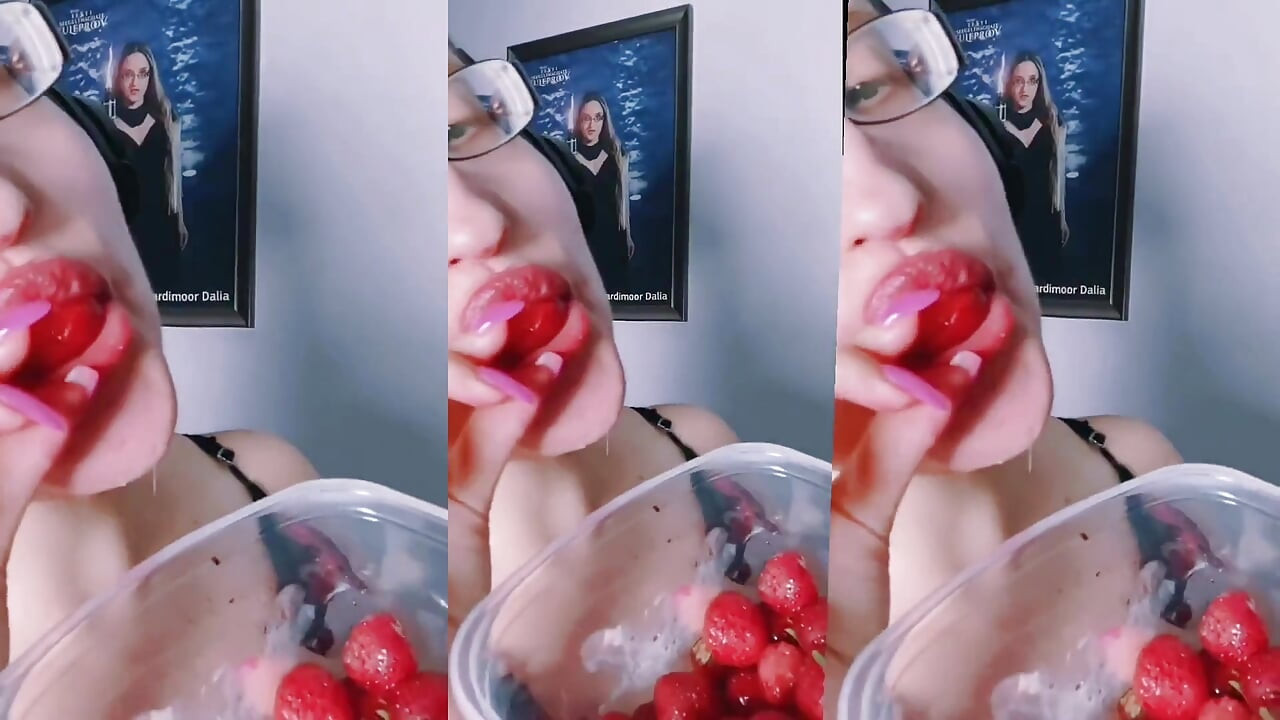 Asmr Jahodové Lízání - Asmr, Oční brýle, Gianess, Rtěnka, Velké Rty, Mough, Jídlo, Fetiš obličeje, Dlouhé nehty