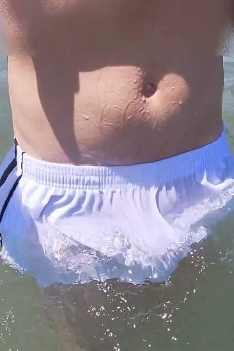 ผู้คนบนชายหาดคลั่งไคล้เมื่อฉันเปียกในกางเกงขาสั้น