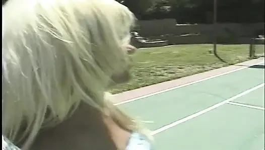 Rothaarige schlampe fickt zwei schwänze auf dem tennisplatz, während sexy blondine zuschaut Und dann macht sie mit