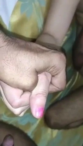 欲火中烧的女孩被男友和他的朋友干