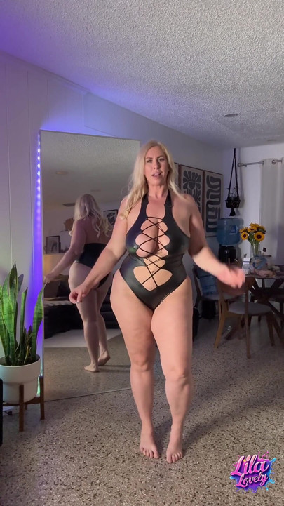 Tante semok pengen di-praktek: bodysuit & stoking seksi