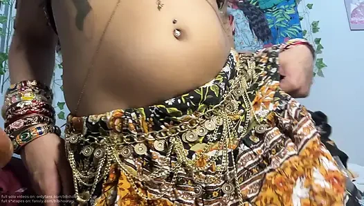 Boho eteklerinin altında kıllı amcık