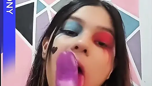 Adik tiri yang super semok ini berbagi ranjang saat liburan