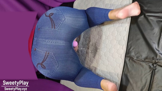 Bunda grande de jeans mijando com vibrador