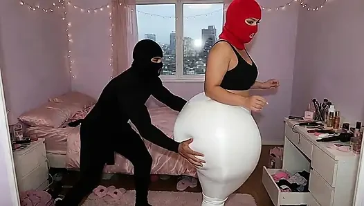 Cewek semok latina dengan pantat bahenol dengan legging ketat ini dientot dari belakang