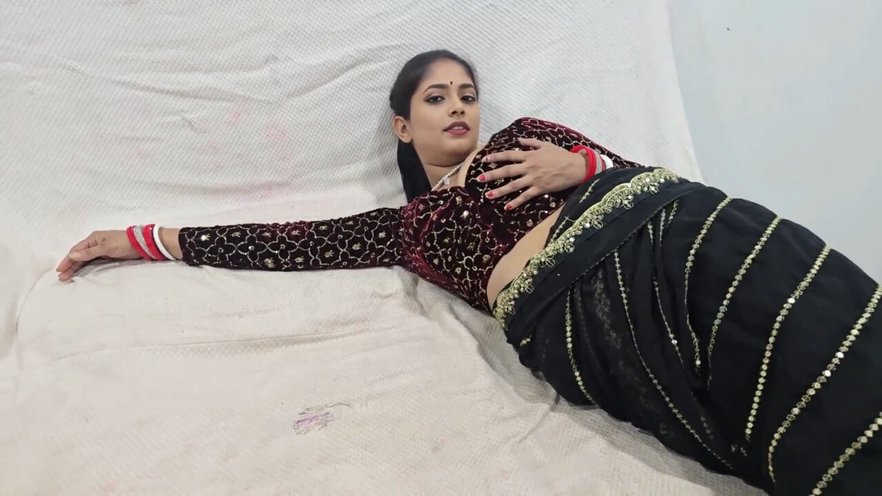 Das erste mal, dass ein neuer bhabhi-arsch fickt, älterer stiefbruder kam heute her, um den rakhi zu binden